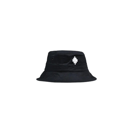 Schwarzer Baumwoll-Bucket-Hat von County of Milan mit weißem, pixeligem Diamantlogo – das perfekte Accessoire für Frühling und Sommer.