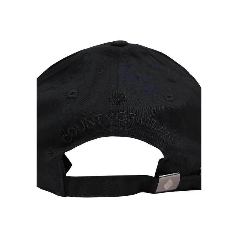 Schwarze Herrenkappe der Grafschaft Mailand aus Baumwollmischgewebe mit gesticktem Schriftzug und silberfarbenem Metallverschluss am verstellbaren Riemen auf der Rückseite.