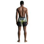 County of Milan Herren-Badehose, schwarze Polyester-Shorts mit Print und grünem und gelbem Flügelmotiv auf der Rückseite