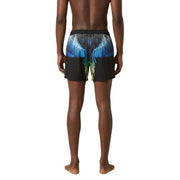 Schwarze Herren-Badeshorts aus Polyester von County of Milan mit leuchtend blauem und grünem Flügelmotiv auf der Rückseite