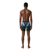 Rückansicht der schwarzen Polyester-Badeshorts der Marke County of Milan für Herren mit leuchtend blauem und grünem Flügelmuster