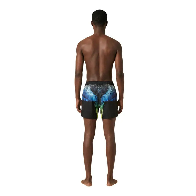 Rückansicht der schwarzen Polyester-Badeshorts der Marke County of Milan für Herren mit leuchtend blauem und grünem Flügelmuster