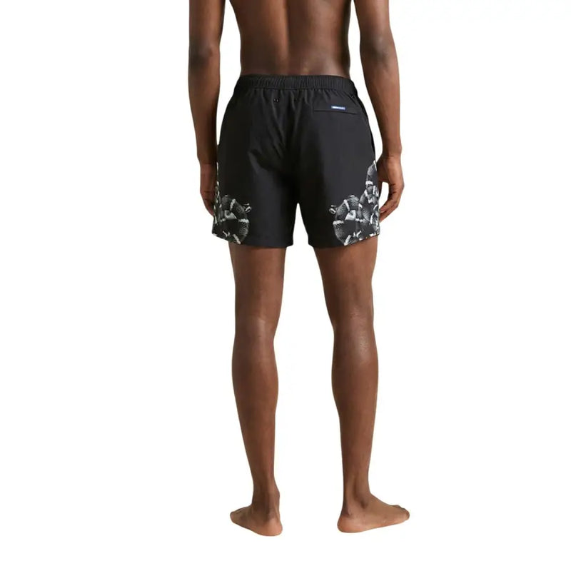 County of Milan Herren-Badehose, schwarze Polyestershorts mit auffälligem weiß-grauem Schlangenmuster an den Außenseiten