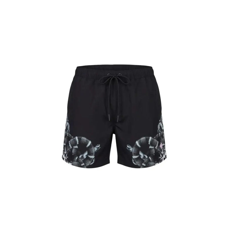 Schwarze Herren-Badeshorts von County Of Milan aus bedrucktem Polyester mit auffälligem weiß-grauem Schlangenmuster an den Seiten.