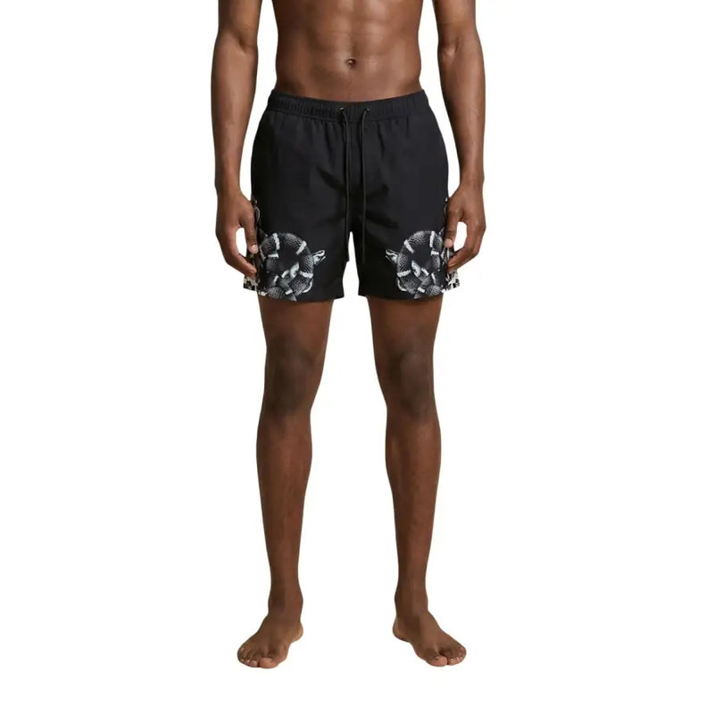 Schwarze Herren-Badeshorts aus Polyester von County of Milan mit auffälligem weißen Schlangenmuster an den Unterschenkeln