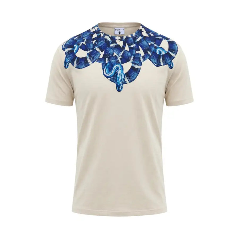 Beigefarbenes Baumwoll-T-Shirt für Herren von County of Milan mit Rundhalsausschnitt und auffälligem blau-weißem Schlangenmotiv auf den Schultern.