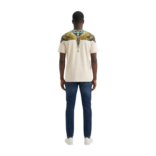 Cremefarbene Männer aus der Grafschaft Mailand t-shirt aus beigefarbenem Baumwollstoff mit kurzen Ärmeln und farbenfrohem Flügelmotiv über den Schultern.
