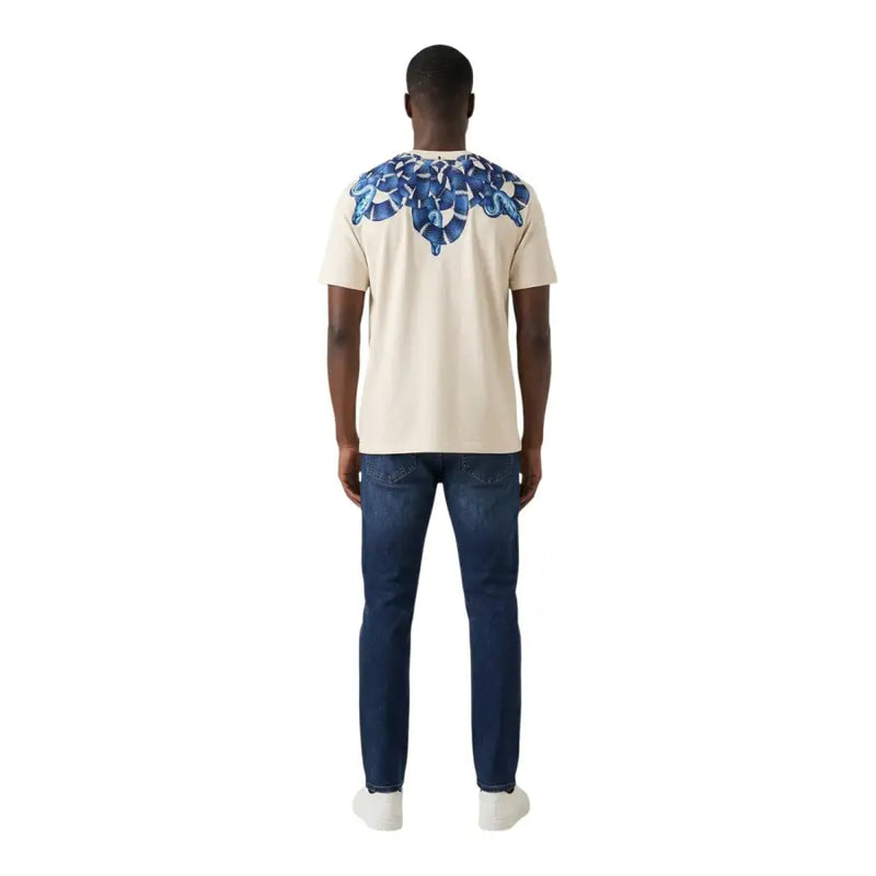 Rückseite eines beigen Baumwoll-T-Shirts für Herren der Marke County of Milan mit auffälligem blauen geflügelten Schlangenmotiv und Rundhalsausschnitt