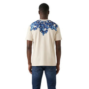 Beigefarbenes Herren-T-Shirt aus Baumwolle mit Rundhalsausschnitt und auffälligem blau-weißem Schlangenmotiv über den Schultern (County of Milan)