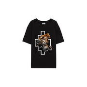 Schwarzes Herren-T-Shirt aus Baumwolle mit Rundhalsausschnitt und Tiger- und Wolfsmotiv auf weißem, geometrischem Kreuzmuster.