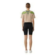 Damen-Bluse aus beigefarbenem Baumwollstoff mit Rundhalsausschnitt, County of Milan t-shirt mit einem leuchtend grünen und weißen Flügelmotiv über den Schultern