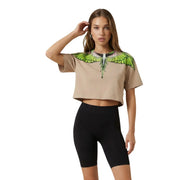 Damen-Crop-Top aus beigefarbener Baumwolle im County of Milan t-shirt mit einem leuchtend grünen und weißen Flügelmuster über den Schultern
