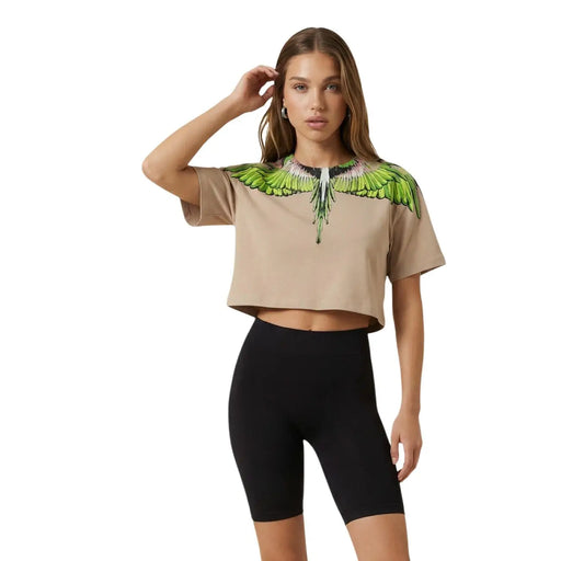 Damen-Crop-Top aus beigefarbener Baumwolle im County of Milan t-shirt mit einem leuchtend grünen und weißen Flügelmuster über den Schultern
