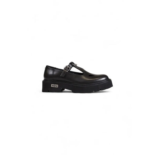 Schwarzer Mary-Jane-Plateau-Schuh aus Leder mit silberner Schnalle und dicker Sohle aus der Kollektion „Cult Women Leather Sandals Black Clip Shoes“.
