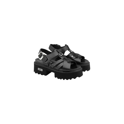 Schwarze, offene Plateau-Sandalen aus Leder mit glänzender Oberfläche und silberfarbenen Schnallen von Cult Women