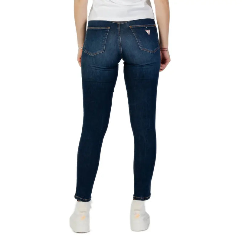 Dunkelblaue Skinny-Jeans mit schmaler Waschung und figurbetonter Passform. guess Logo auf der Gesäßtasche, von hinten gesehen