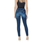 Dunkelblaue Skinny-Jeans mit dezenter Waschung und guess Logo auf der Gesäßtasche, von hinten gesehen