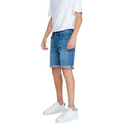 Jack & Jones Männer Shorts – Model trägt Jeansshorts mit weißem t-shirt und Turnschuhe
