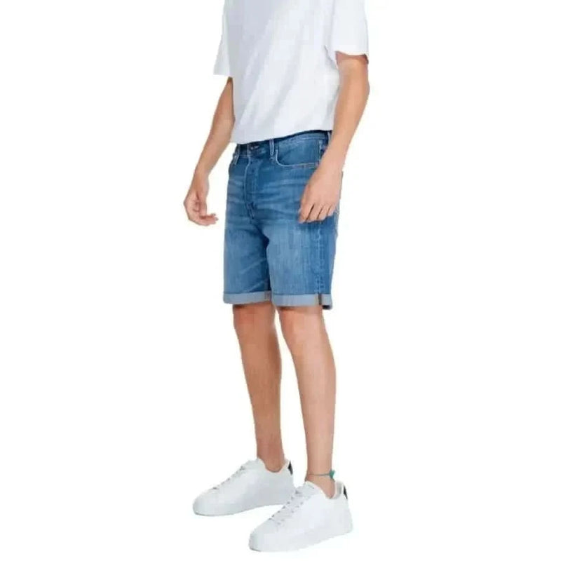 Jack & Jones Männer Shorts – Model trägt Jeansshorts mit weißem t-shirt und Turnschuhe