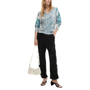 Desigual beigefarbene Polyurethan-Handtasche mit weißem gehäkeltem Schulterriemen, Reißverschluss und Trageriemen