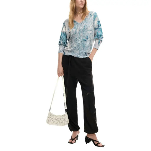 Desigual beigefarbene Polyurethan-Handtasche mit weißem gehäkeltem Schulterriemen, Reißverschluss und Trageriemen