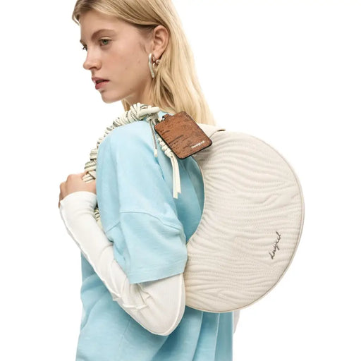 Desigual beige Polyurethan-Handtasche mit cremefarbenem, gestepptem Rucksackrücken, Reißverschlusstasche und braunem Lederanhänger