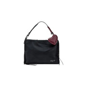 Desigual schwarze Handtasche mit geflochtenem Riemen, bordeauxrotem Herzanhänger, Schulterriemen und Reißverschlusstaschen