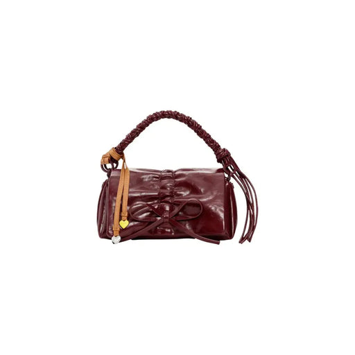Desigual Bordeaux Damenhandtasche mit glänzendem bordeauxrotem Finish, geflochtenem Henkel, Schleifenverschluss, Quasten, Knopf und Innentasche