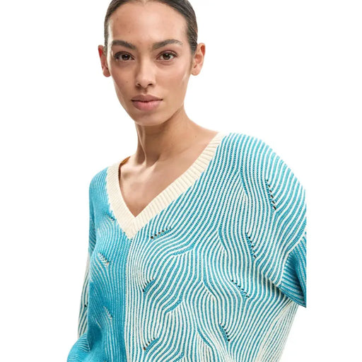 Desigual hellblauer V-Ausschnitt-Strickpullover aus Baumwolle mit Wellenstruktur