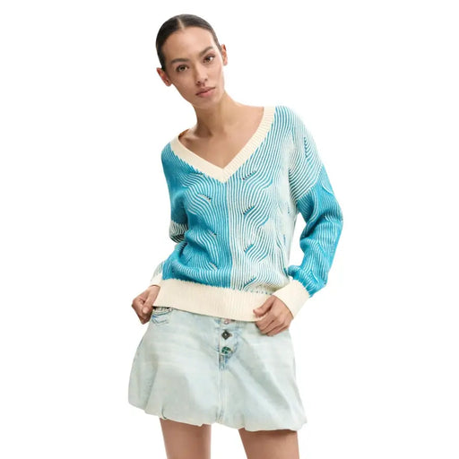 Desigual hellblauer, langer V-Ausschnitt-Baumwollpullover mit türkis-cremefarbenem Wellenmuster
