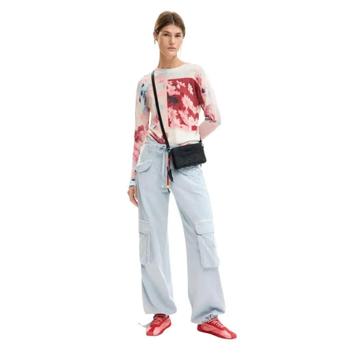 Schwarze Desigual-Umhängetasche mit strukturierter Oberfläche und Logo auf der Vorderseite