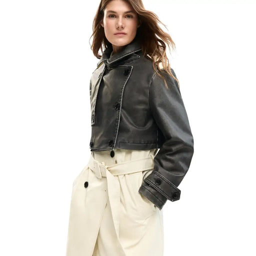 Beigefarbener Desigual-Blazer mit Gürtel, dazu eine kurze schwarze Lederjacke, Ziernähte und Knöpfe.