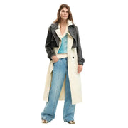 beigefarbener Desigual-Blazer mit Gürtel und Taschen, cremefarbener Trenchcoat über gestreiftem top und Jeans mit weitem Bein