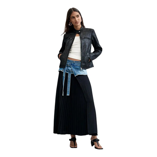Schwarzer Damenblazer von Desigual aus Polyester mit Stehkragen und Reißverschlusstaschen vorne mit dezenter Struktur