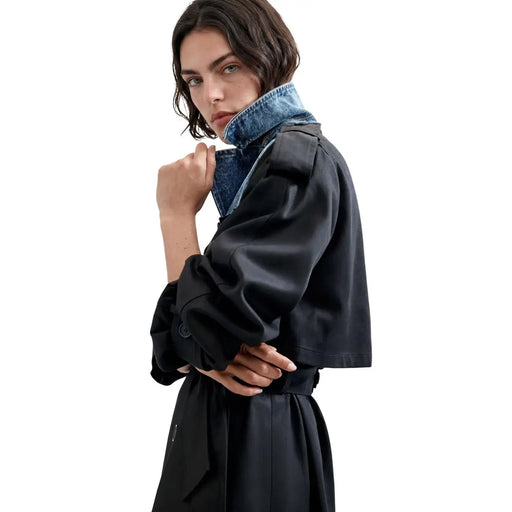 Schwarzer Desigual Damen-Trenchcoat aus Baumwoll-Lyocell-Hybrid mit Jeanskragen und voluminösen Ärmeln, von hinten gesehen.