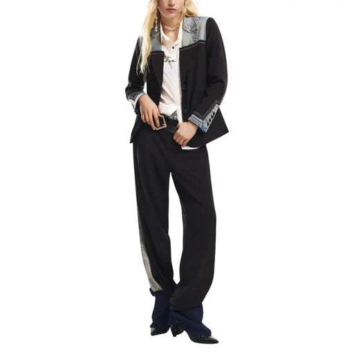 Schwarzer Desigual Damenblazer mit langen Ärmeln, Reverskragen, Denim-Akzenten und Stickereien