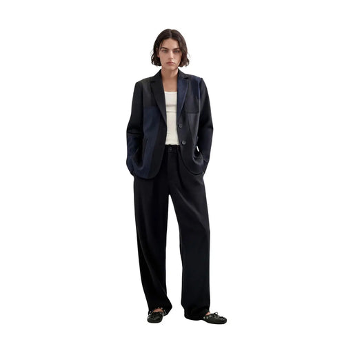 Desigual Damenblazer in Blau aus schwarzem Polyestergemisch mit dezentem Zweifarbkontrast und passender Hose mit weitem Bein.