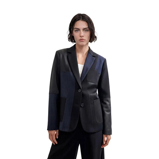 Desigual Damenblazer in Blau mit schwarzem und marineblauem Patchwork-Muster, Lederärmeln und Einsätzen aus einem nadelgestreiften Polyestergemisch.