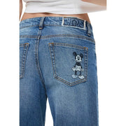 Rückseite der blauen Desigual Damen-Jeans aus Baumwoll-Denim mit schwarz-weiß gesticktem Mickey-Mouse-Motiv auf der Tasche