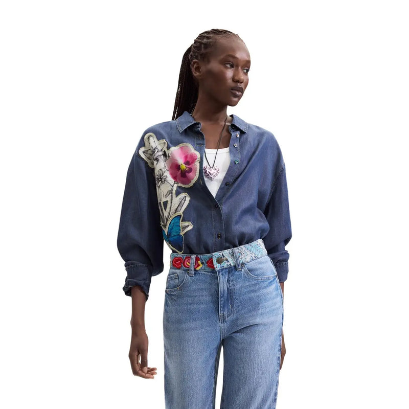 Desigual Damen-Jeanshemd aus blauem Baumwoll-Denim mit großem, gesticktem Blumenmuster auf der linken Seite