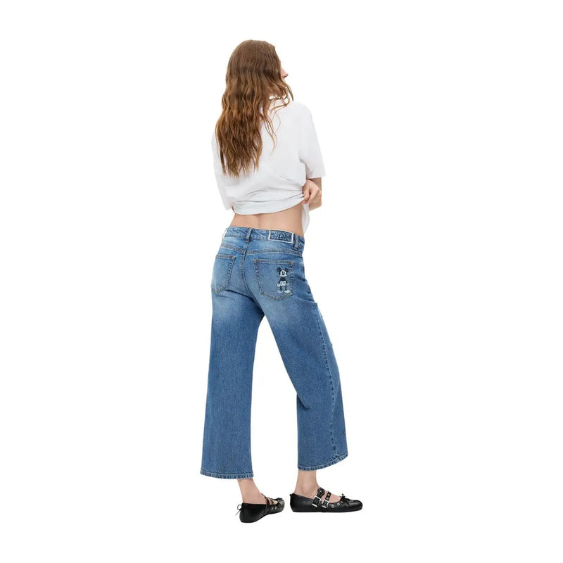 Blaue, weite Jeans aus Baumwoll-Denim von Desigual, Rückseite mit einem Used-Look-Flicken an der Tasche.