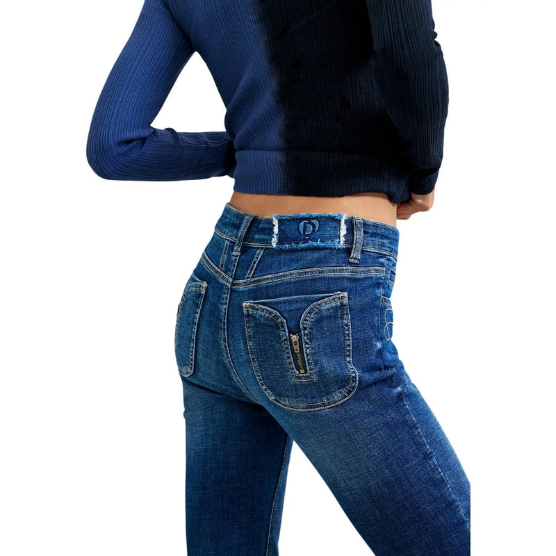 Rückansicht der Desigual Damen-Jeans Lindsay aus blauem Baumwoll-Denim mit hohem Bund und Reißverschlusstaschen hinten.