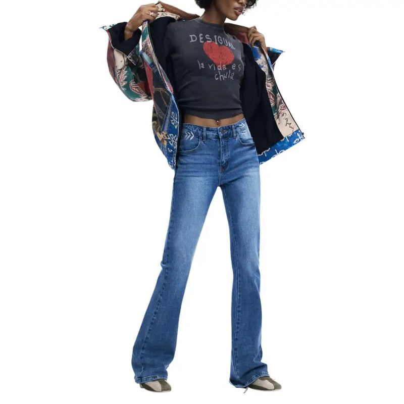 Desigual Damen-Jeans in mittlerer Waschung, blau mit ausgestelltem Bein und fünf Taschen