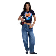 Desigual marineblaue Cropped t-shirt mit lebhaftem Blumenmuster auf blauen Jeans