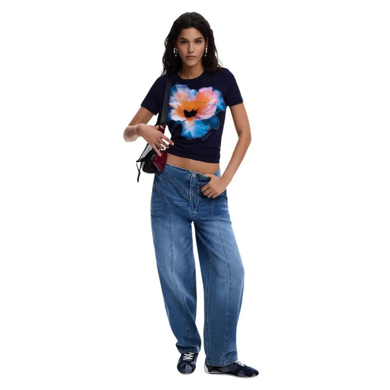Desigual marineblaue Cropped t-shirt mit lebhaftem Blumenmuster auf blauen Jeans