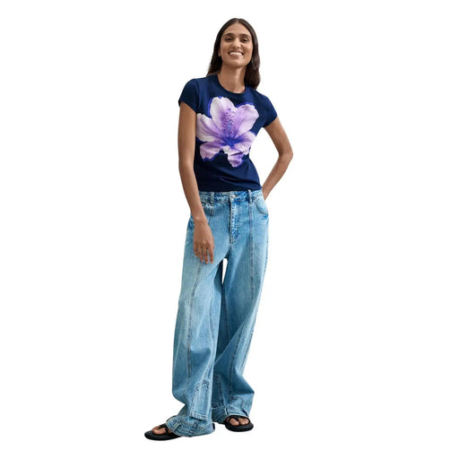 Desigual Damen-T-Shirt aus blauer Baumwolle mit Rundhalsausschnitt und leuchtend lila Hibiskusblütenmotiv auf der Vorderseite