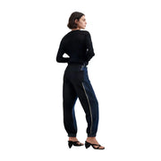 Schwarzes, geripptes Strick-Langarmshirt top mit rundem Halsausschnitt, kombiniert mit Desigual Damenjeans aus blauem Baumwollmischgewebe