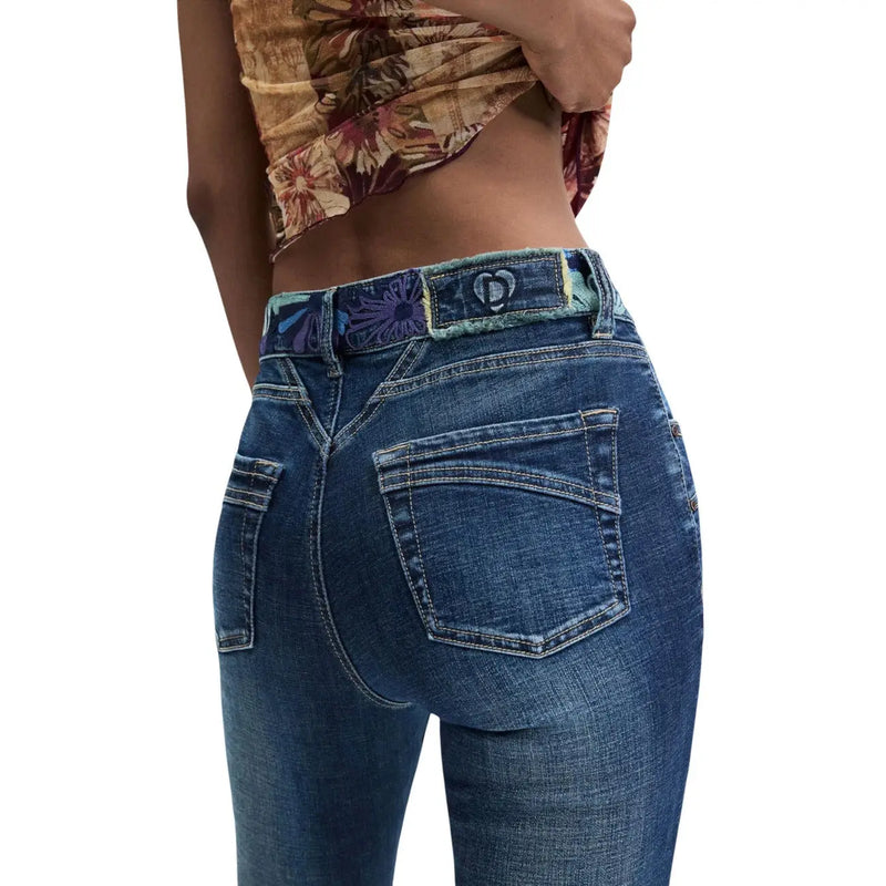 Rückseite der blauen Desigual Damen-Jeans aus Baumwollstretch mit floraler Gürtelschlaufe und Herzlogo