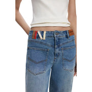 Hellblaue Jeans mit braunem Lederpatch aus der Desigual Women Blue Herbst/Winter Kollektion