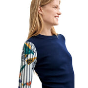 Marineblauer Desigual Damen-Strickpullover mit Blumenmuster und farbenfroh gemusterten Ärmeln mit Streifen und abstrakten Designs